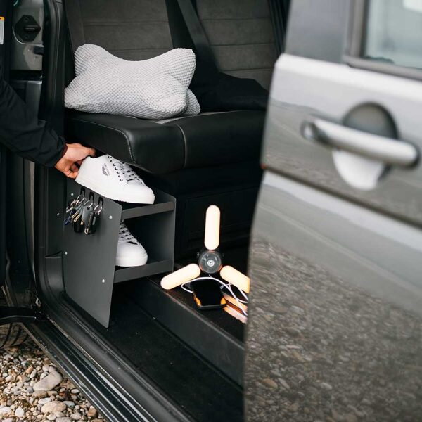 BusBoxx ShoeBOXX DIY – regál na topánky do bočných dverí VW T5/T6/T6.1 BusBoxx ShoeBOXX DIY – regál na topánky do bočných dverí VW T5/T6/T6.1