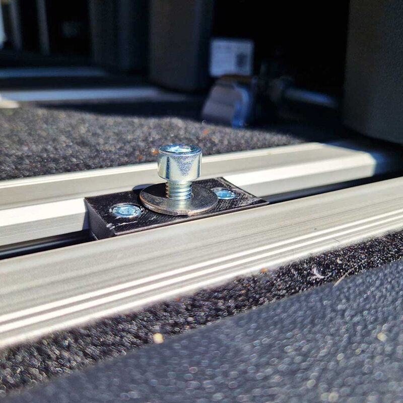 BusBoxx Nutenstein – drážkovaná matica pre sedadlové koľajnice VW T7 / Ford Tourneo V710 BusBoxx Nutenstein – drážkovaná matica pre sedadlové koľajnice VW T7 / Ford Tourneo V710