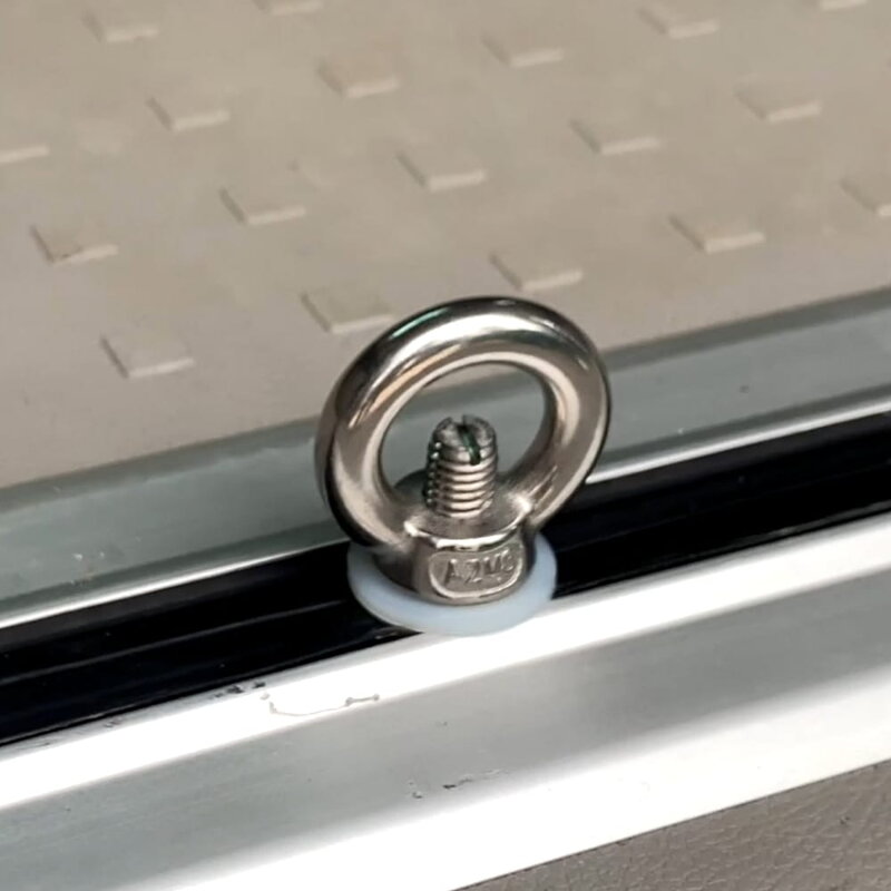 BusBoxx Zurrösen – upevňovacie očká do sedadlovej lišty VW T5/T6/T6.1 (4 ks)