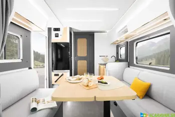 Ahorn Camp T 680 – priestranný karavan so sofistikovaným priestorovým riešením.