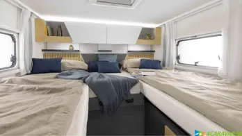 Ahorn Camp TE 740 – karavan s dlhými jednolôžkami a samostatnou kúpeľňou.