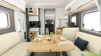 Interiér TE 740 – veľká obývacia časť a kvalitne vybavená kuchyňa